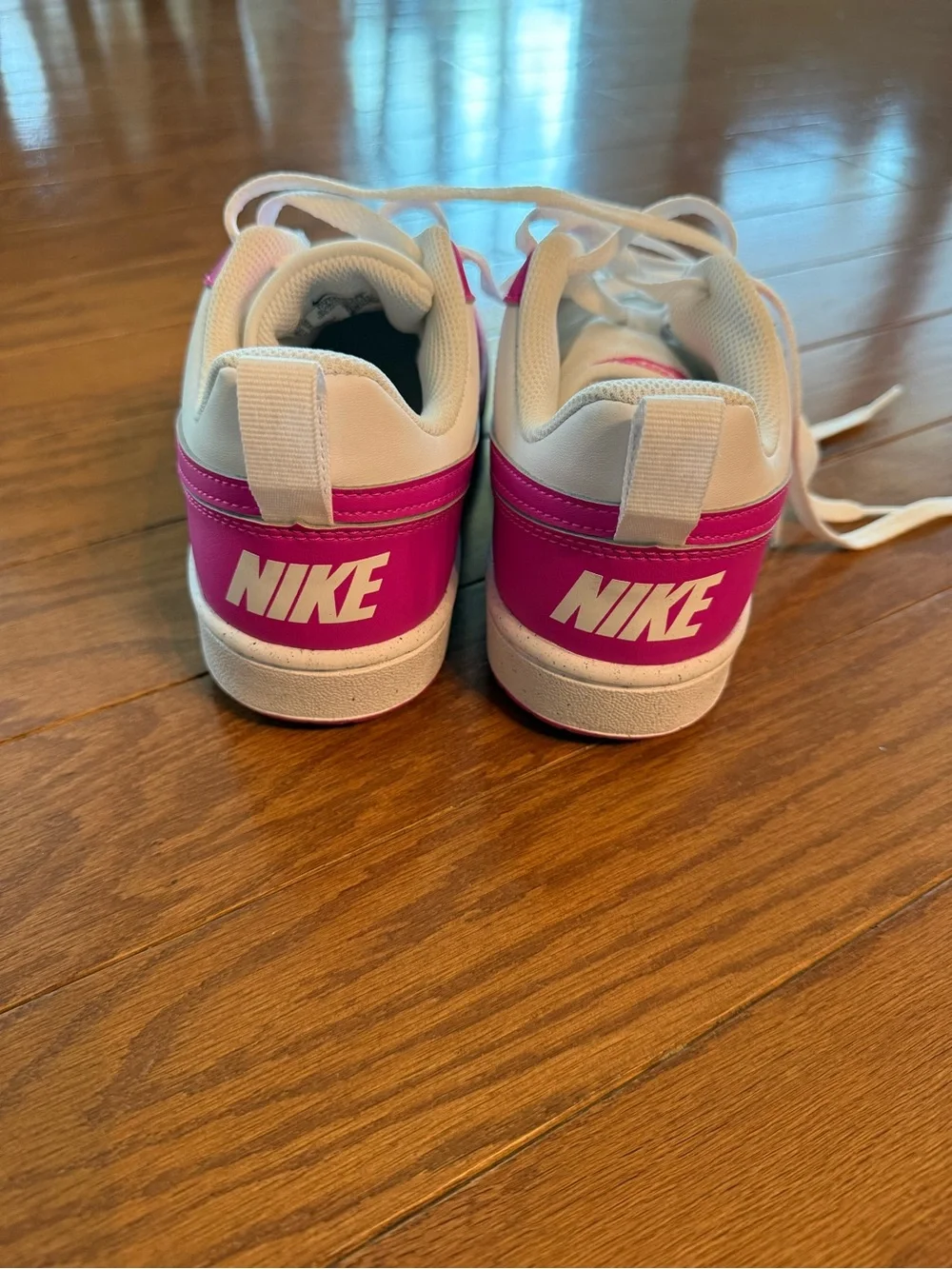 Brand NEW Nike 5.5Y Low-Top Sneakers in White and Bright Pink